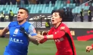  記者談海港后衛(wèi)明天：從津門虎到海港環(huán)境變了，他需主動(dòng)去適應(yīng)