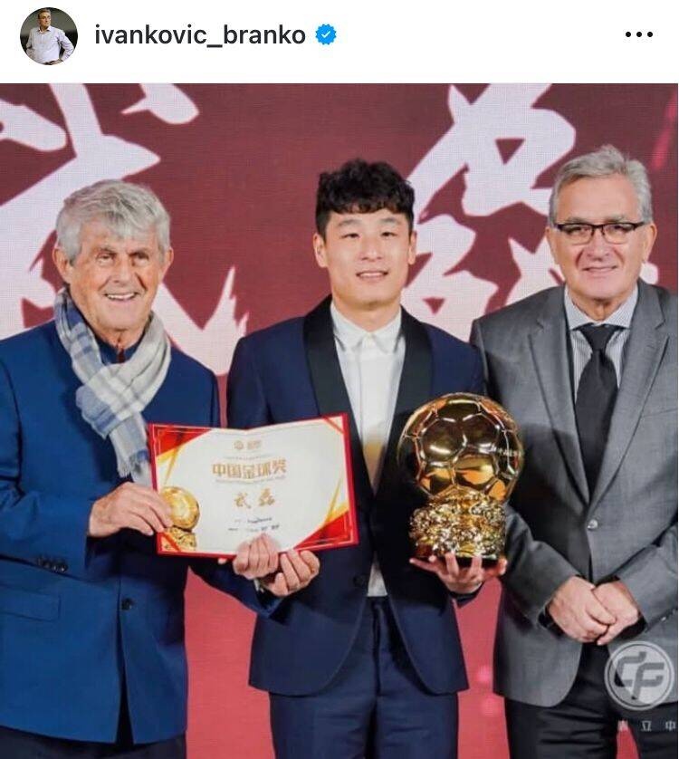  出席中國金球獎頒獎儀式，伊萬曬與武磊、米盧同框照片