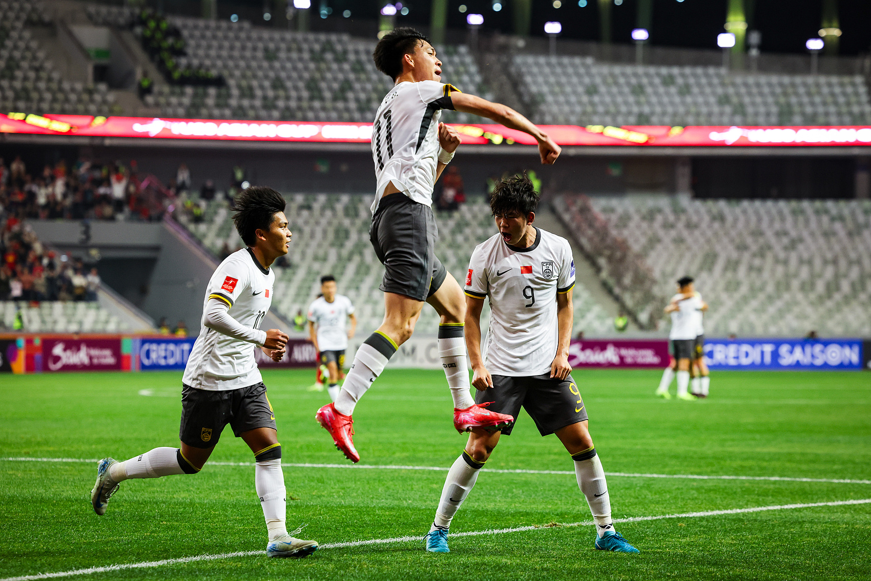  全面壓制！國青半場控球率高達(dá)7成，射門比9-3，造對(duì)方3張黃牌