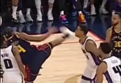  抬腳過高踢到了對手下巴！NBA官方：穆迪這一動作被判1級惡犯