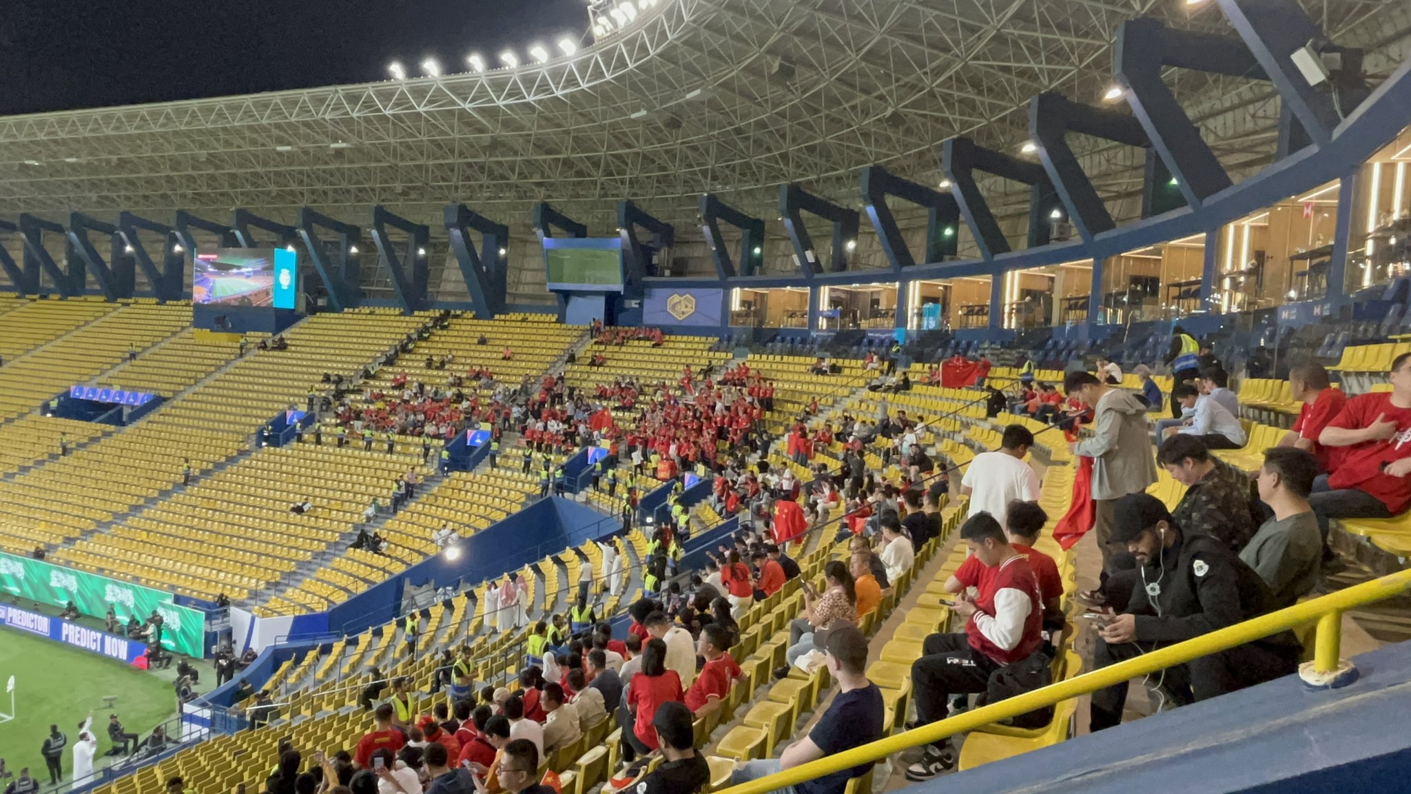  球票已售罄！中國球迷已經(jīng)入場，坐在球場上層沙特球迷區(qū)上方