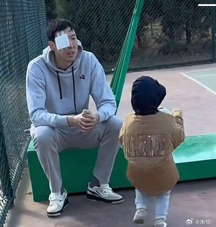  顧家好男人！記者曬出周琦手術后回歸家庭帶娃照片