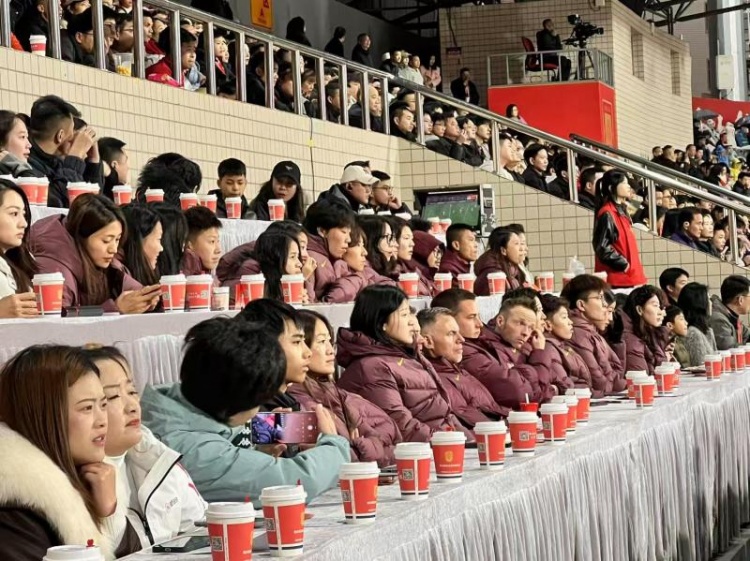  北青體育：中國女足現(xiàn)身中甲賽場，觀看重慶銅梁龍vs遼寧鐵人