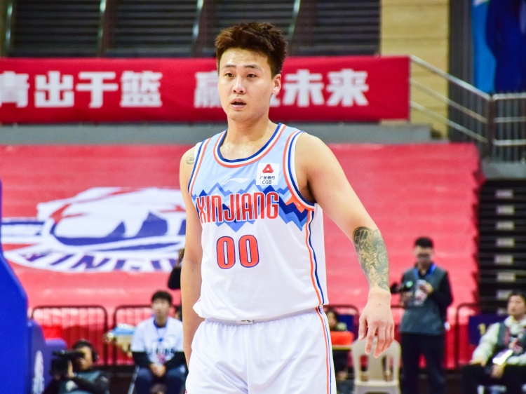  狀態(tài)不俗！趙睿半場9中4拿到15分5籃板