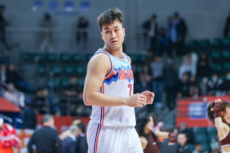  防到5犯被提前罰下！艾孜麥提全場9中3 貢獻(xiàn)9分1板1斷
