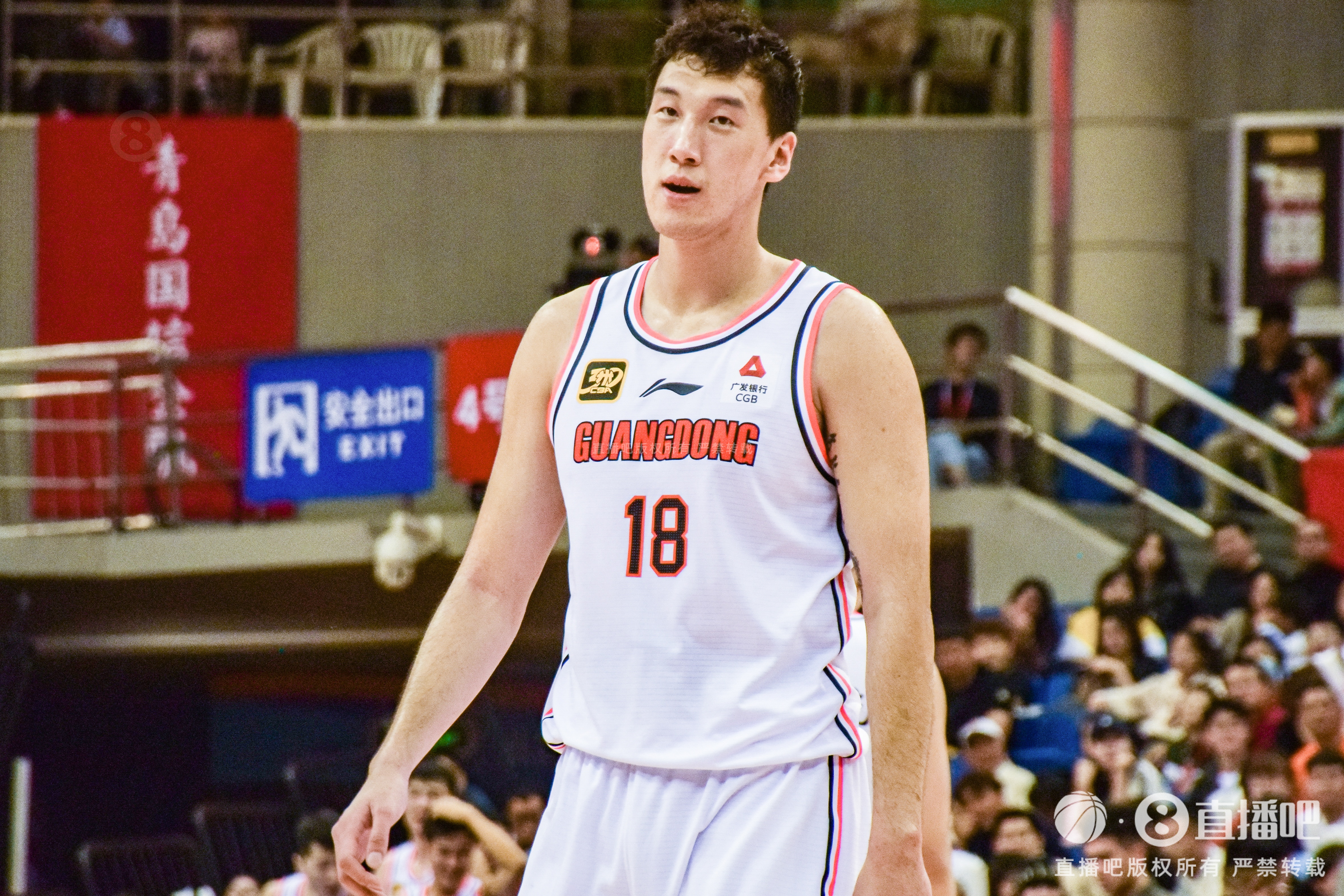  神射手！杜潤旺上半場三分5中4得到12分1板1助1斷