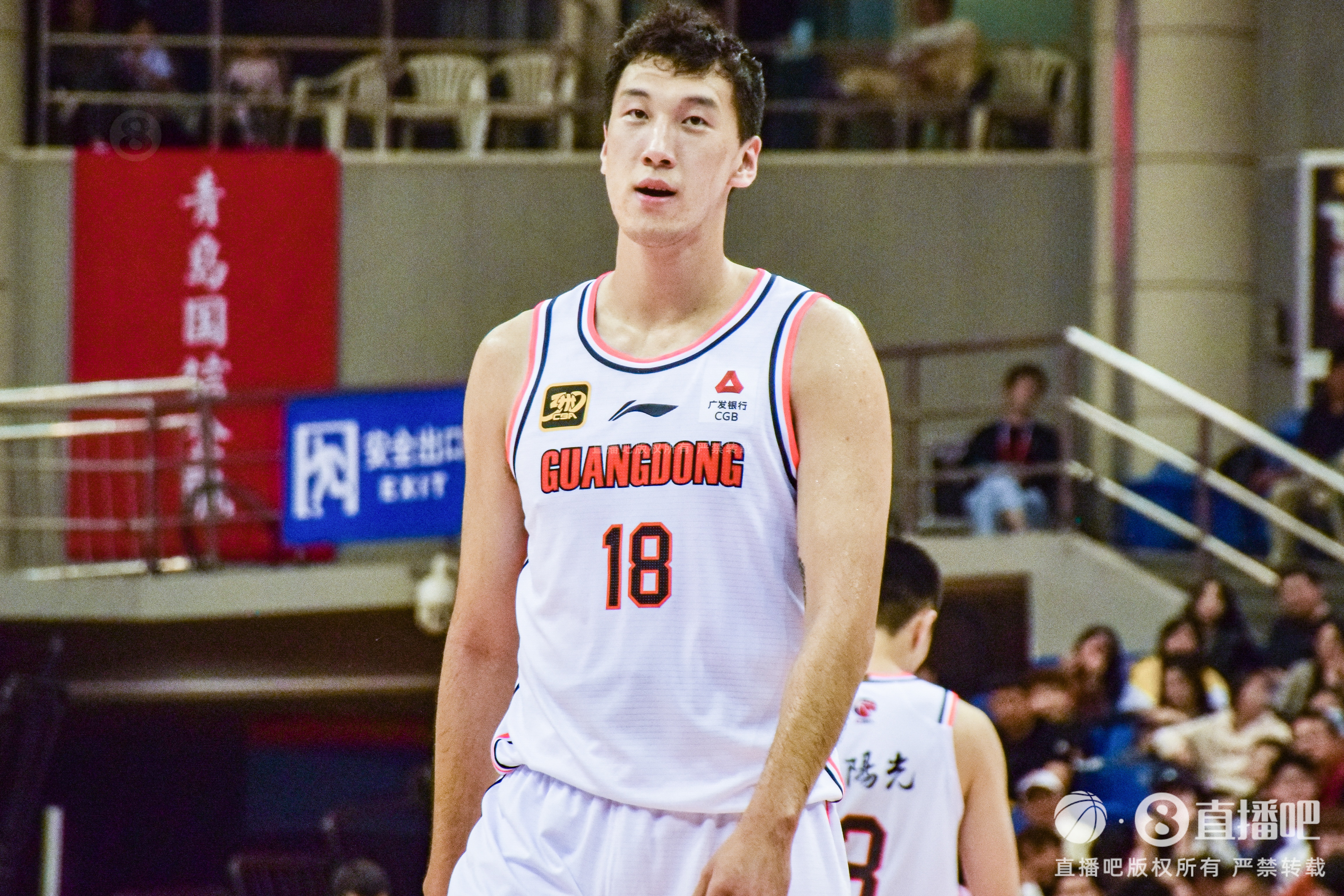  高炮臺發(fā)威！杜潤旺半場6中5拿到13分2斷1帽 三分3中3