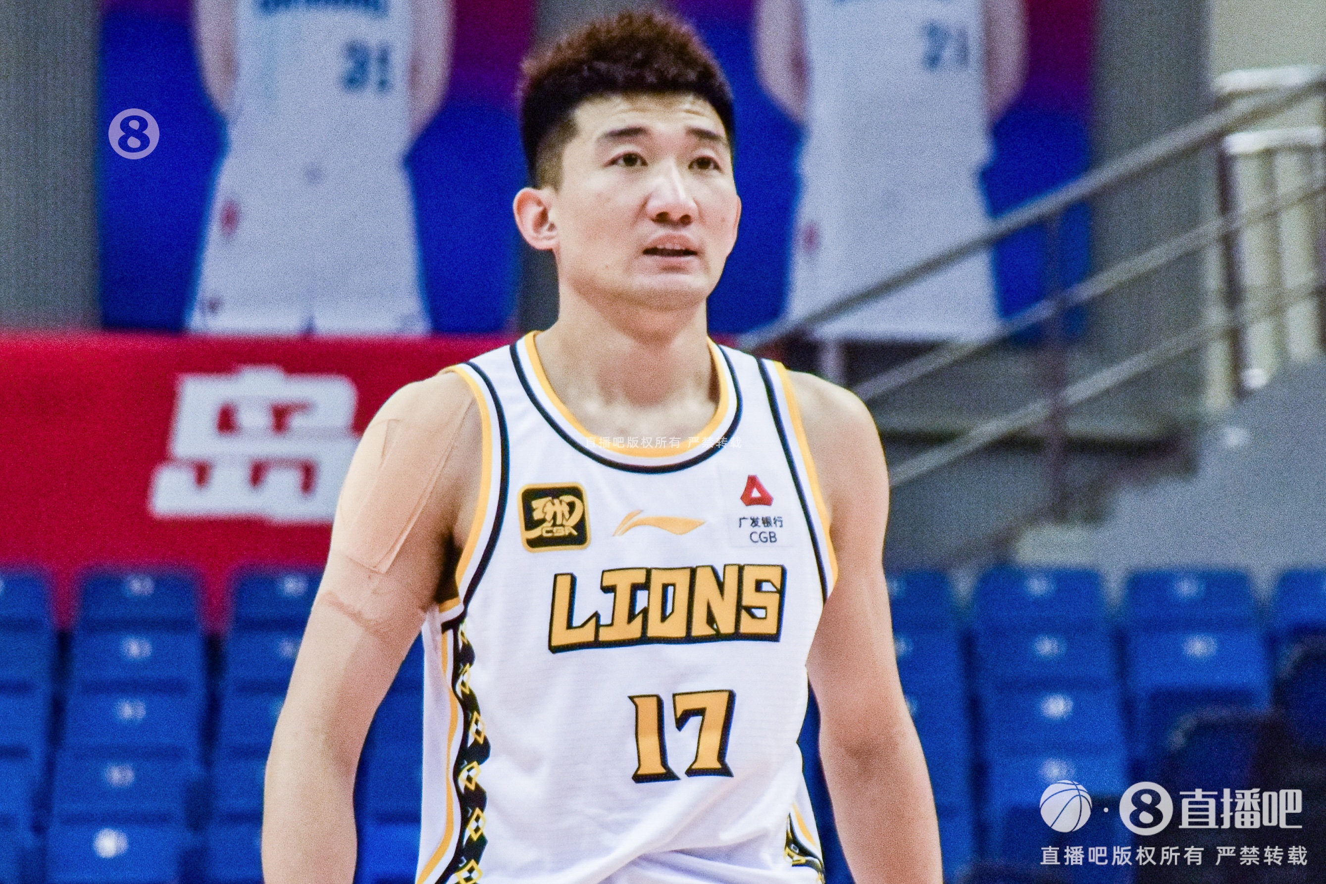  效率太低！孫銘徽15中4拿到15分4板12助2斷1帽 5次犯規(guī)