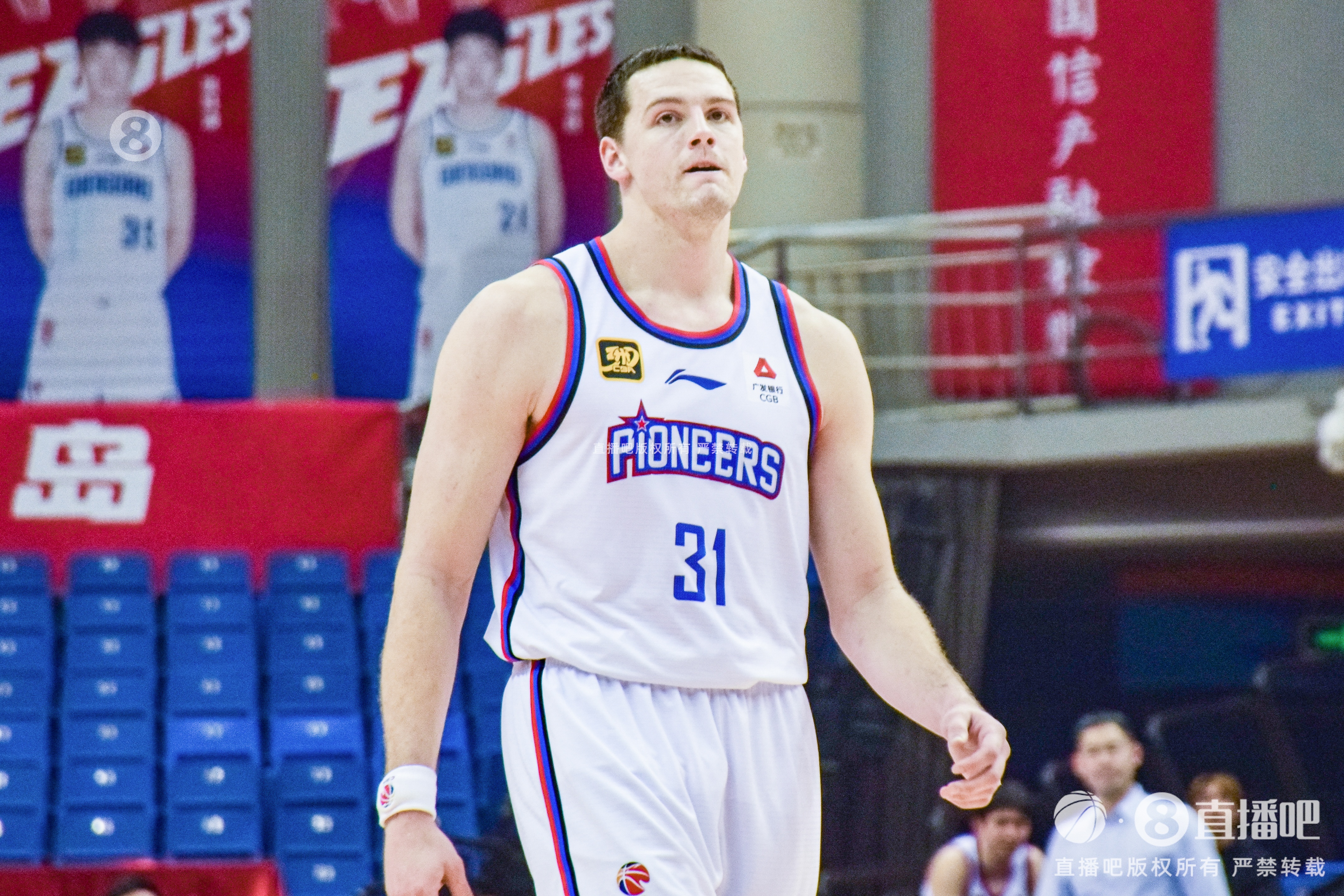  手感來遲了！大衛(wèi)-詹姆斯19中7&三分10中4拿到18分15籃板