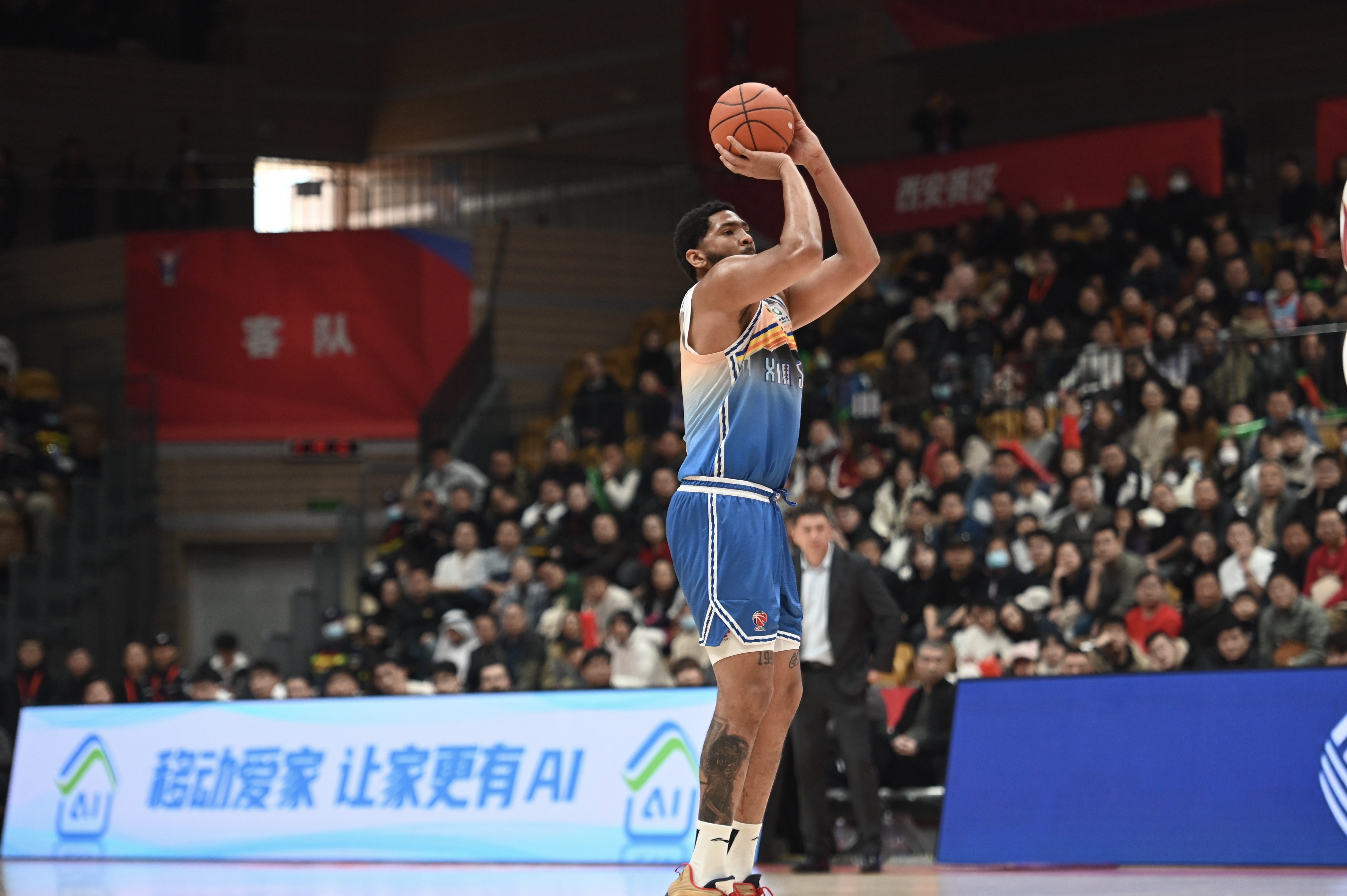  手感火熱！勞森半場(chǎng)7中6高效砍下17分5籃板 首節(jié)15分