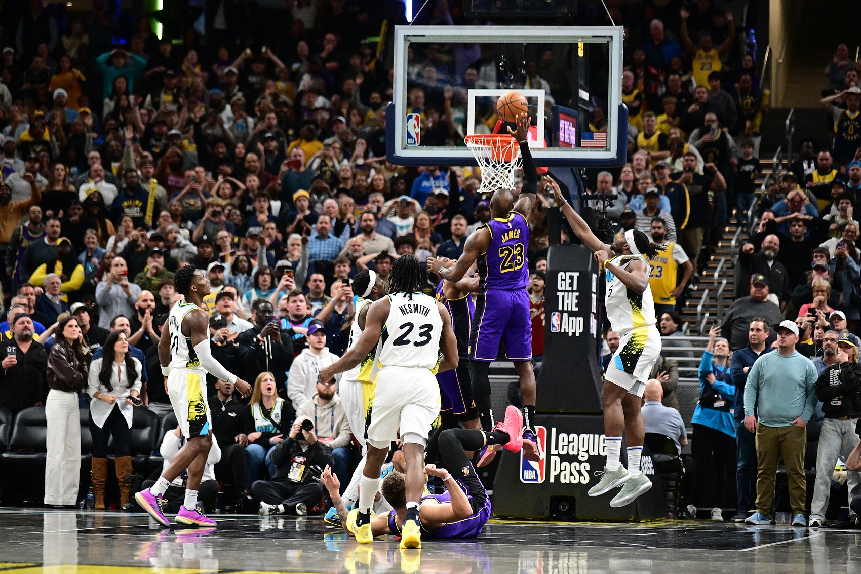  NBA歷史唯二面對(duì)同一支球隊(duì)有過(guò)3次壓哨絕殺的球員：?jiǎn)痰ず驼材匪? class=